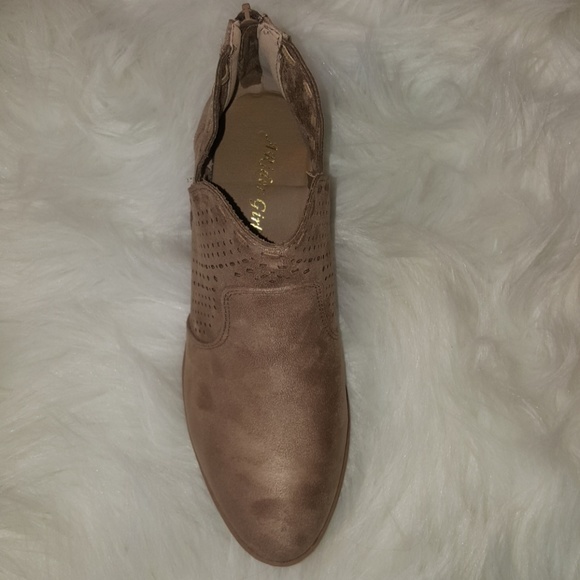 Sale Size 8 Taupe Distress Bootie. - Picture 2 of 4